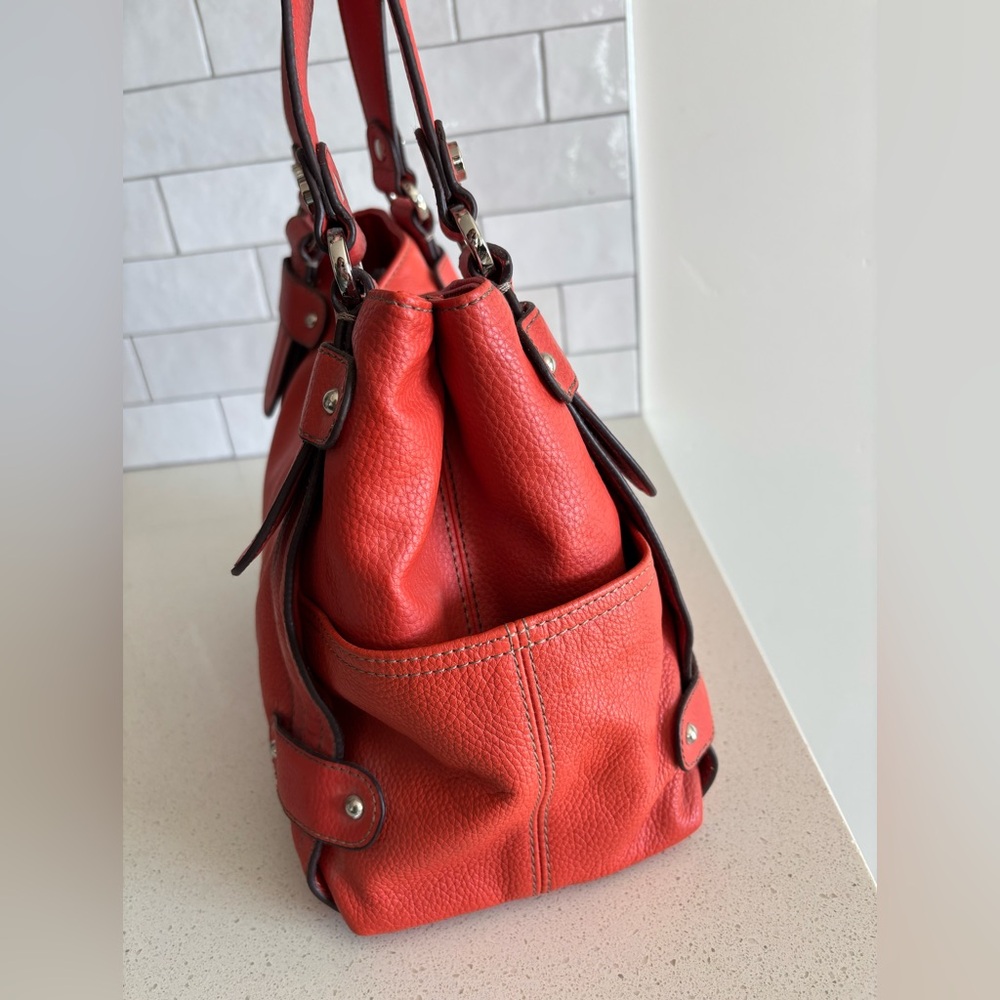 Elegant Red Leather Tote Bag - Picture 5 of 10